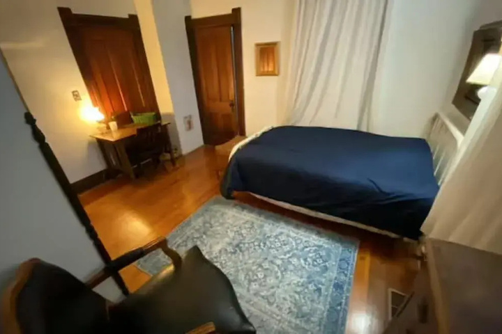 Room 4 of 12