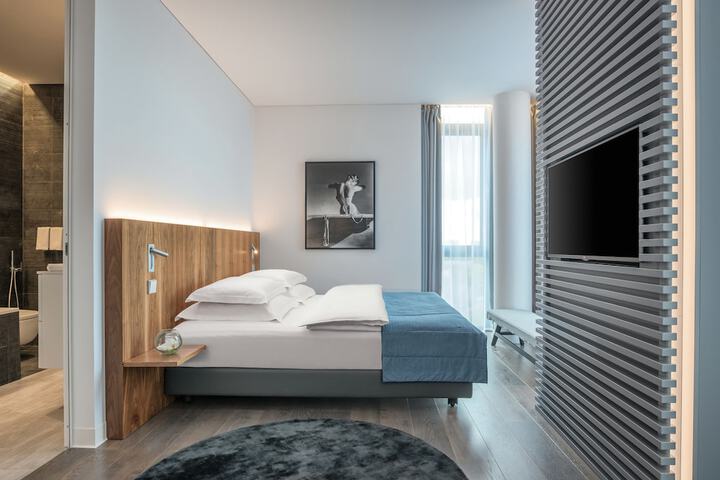 Room 6 of 93