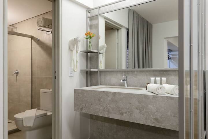 Room 32 of 43