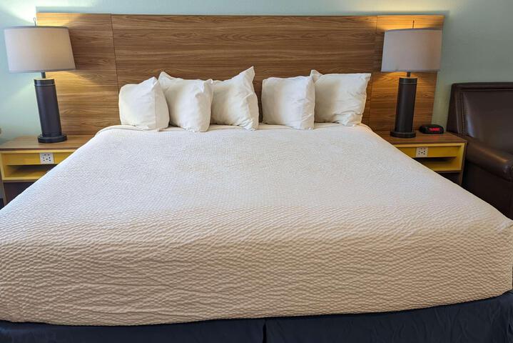 1 King Bed (3 of 10)