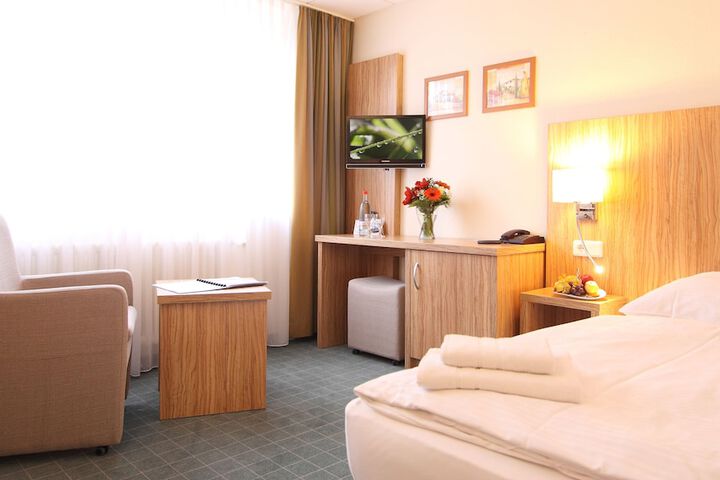 Room 6 of 33