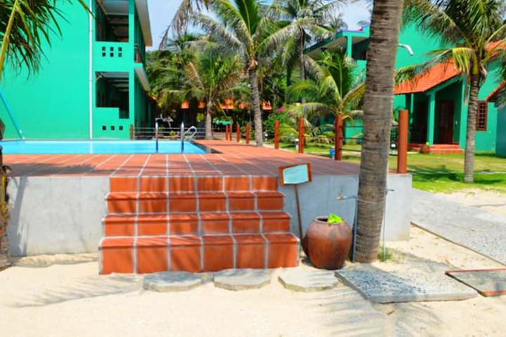 Hotel with Pool