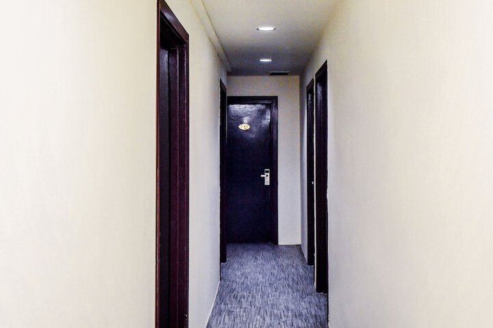 Ballroom/Hall 27 of 30