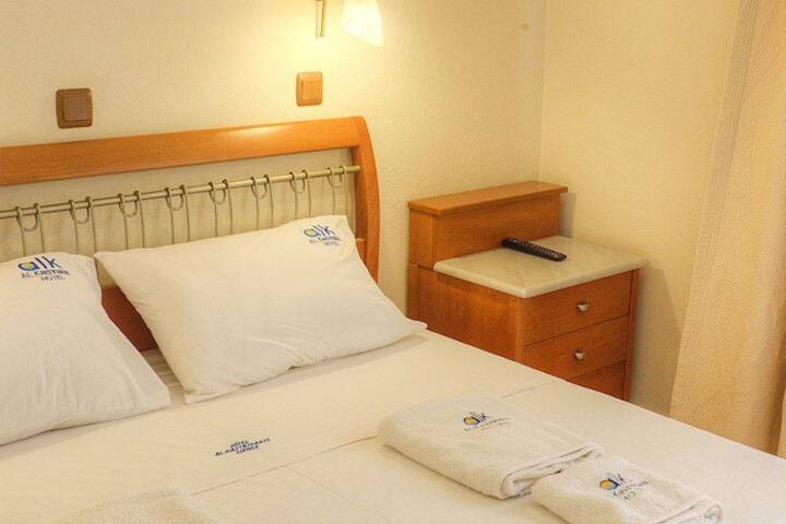 Room 16 of 77