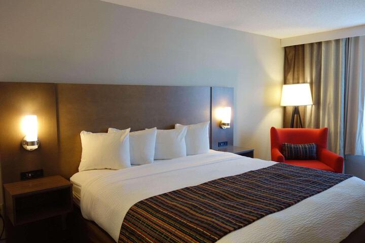 1 King Bed (5 of 8)