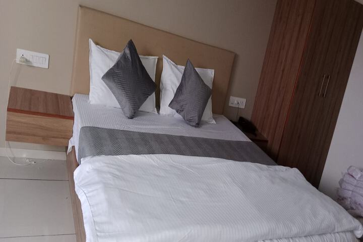 Room 12 of 27