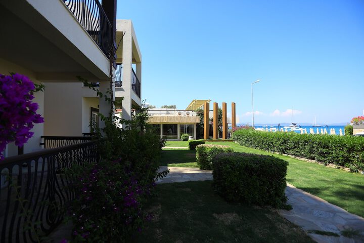 Hotel Exterior 22 of 32
