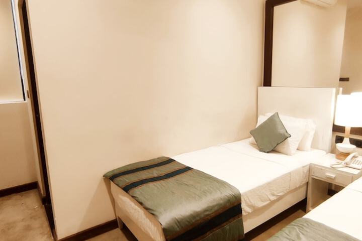 Room 6 of 16