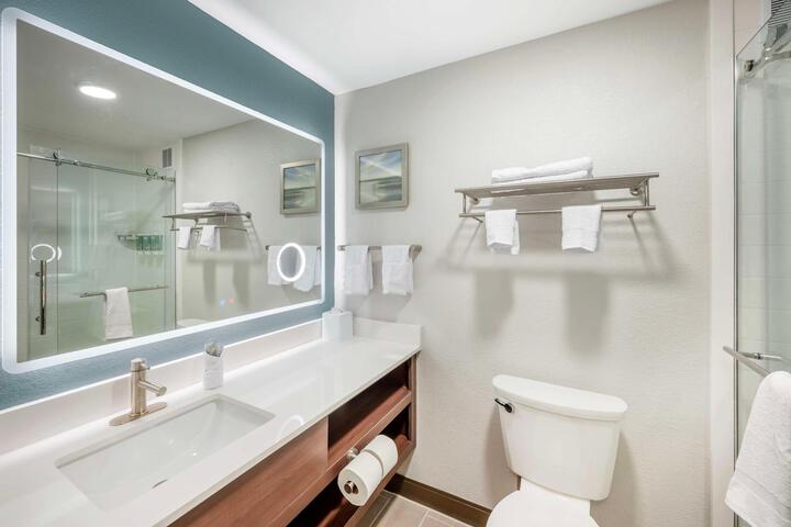 2 Queen Accessible Roll in Shower Microwave, Refrigerator WiFi Full Breakfast (2 of 22)