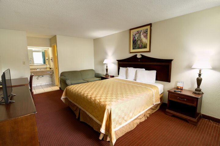 1 King Bed (3 of 8)