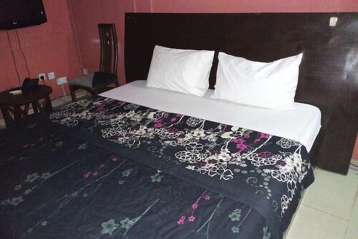 Room 10 of 15