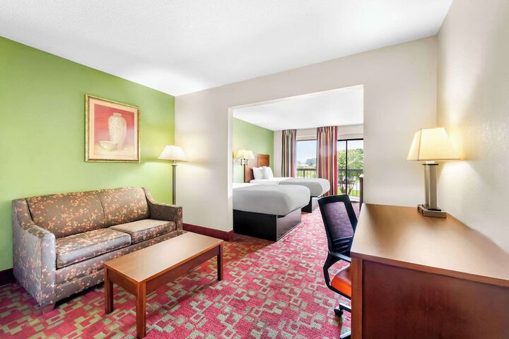 2 Double Beds Suite (2 of 3)