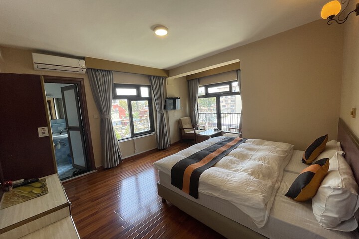 Room 32 of 47