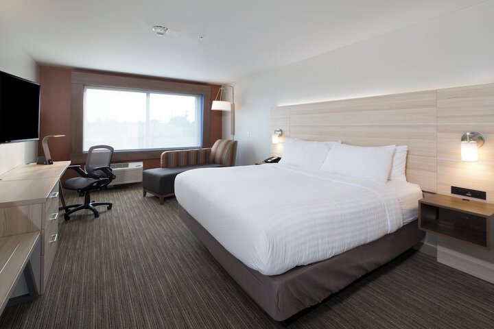 Standard King Bed Accessible (17 of 19)