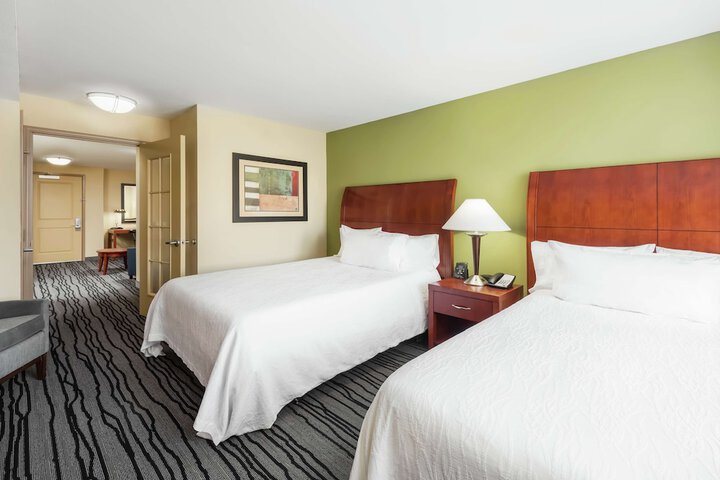 2 Queen Beds (16 of 18)