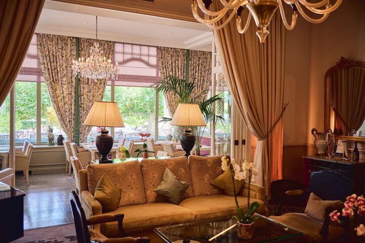 Lounge 72 of 98