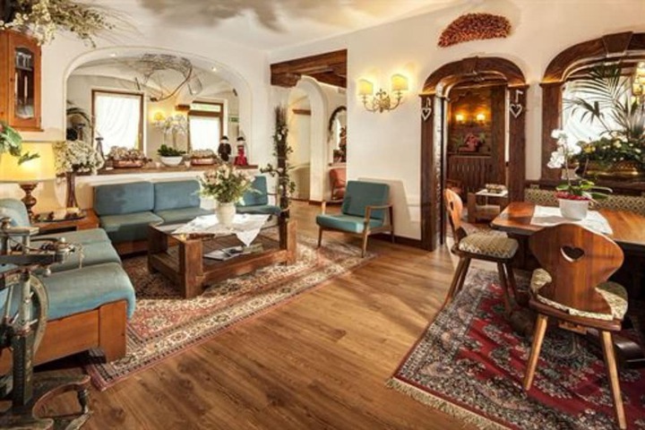 Lounge 50 of 60