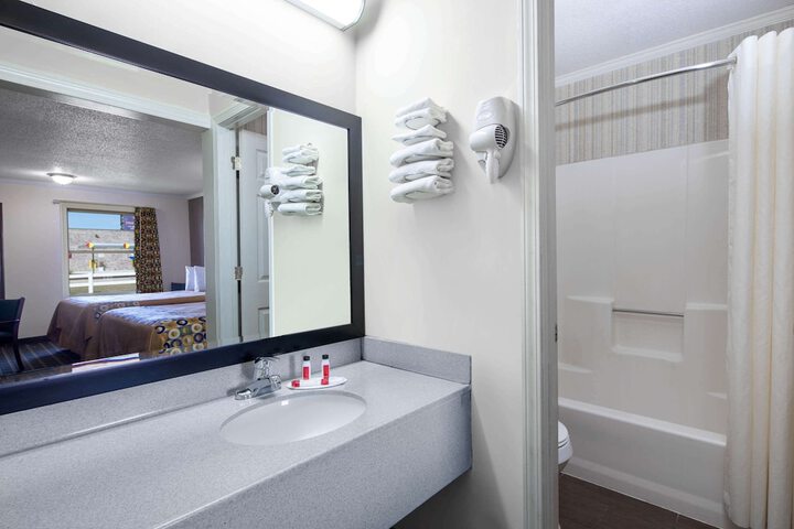 1 King Bed (2 of 12)