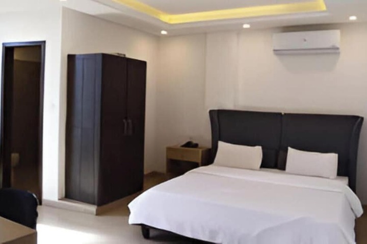Room 17 of 27