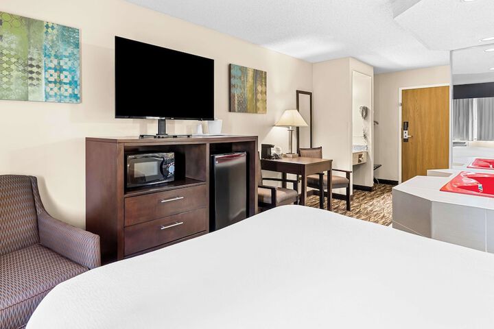 1 Queen Bed Shower Microwave and Refrigerator Flat Screen Television High Speed Internet Accessible Full Breakfast (12 of 20)