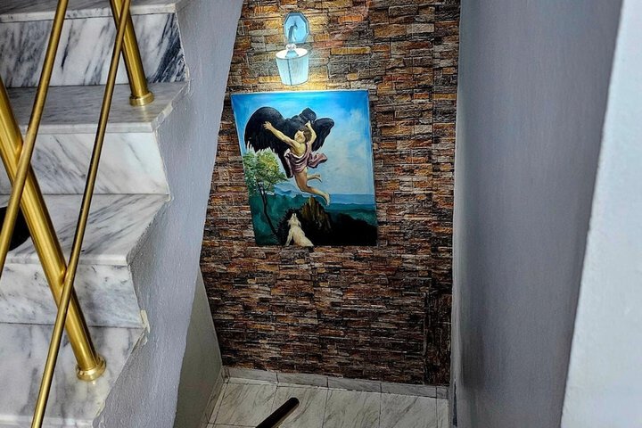 Room 6 of 9