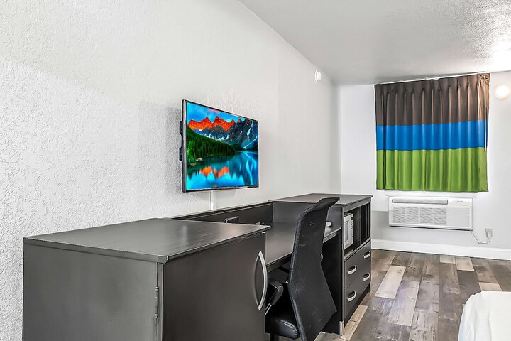 1 King Bed Microwave and Refrigerator WiFi Continental Breakfast (6 of 17)