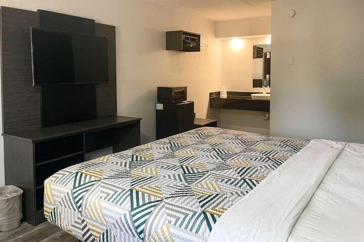1 King Bed (4 of 15)