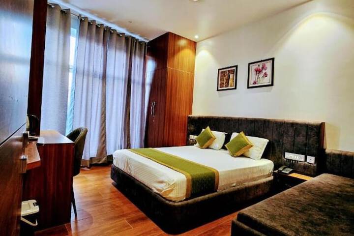 Room 4 of 17