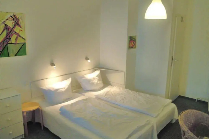 Room 3 of 8