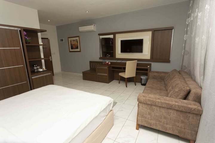 Room 14 of 83