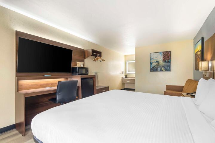 1 King Bed High Speed Internet Accessible Sofa Bed Microwave, Refrigerator Full Breakfast (14 of 18)