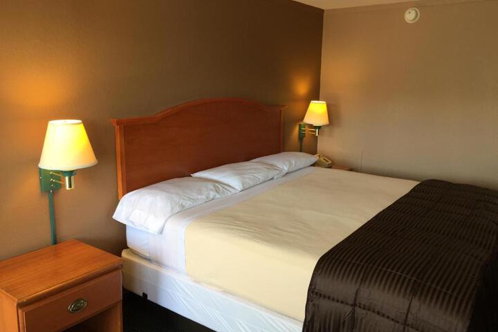 1 King Bed (3 of 5)