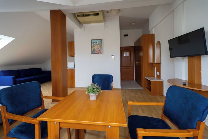 Room 32 of 60