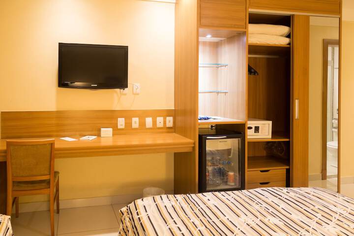 Room 53 of 198