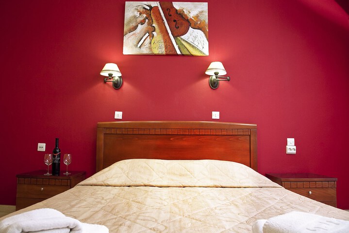 Room 6 of 9