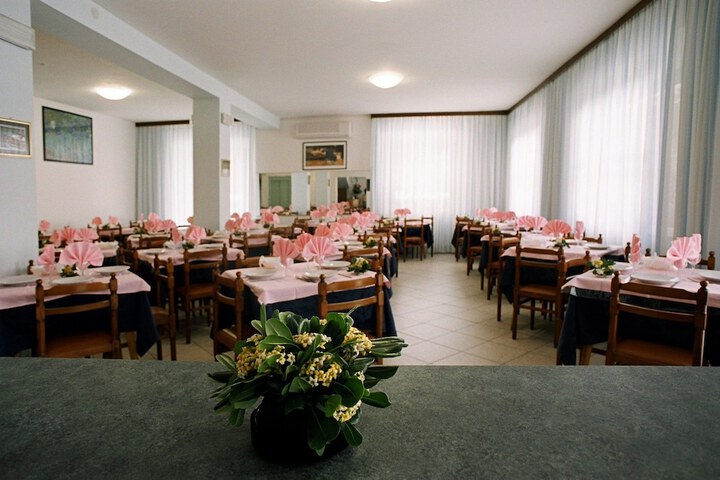 Dining 33 of 61