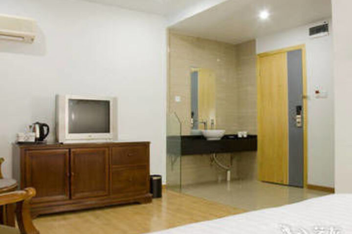 Room 6 of 33