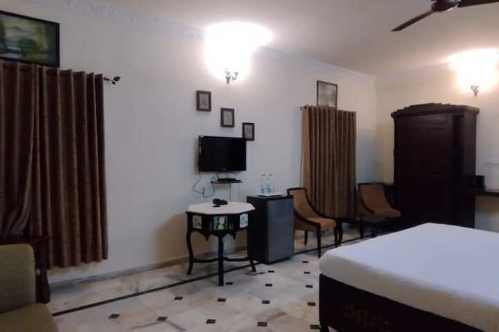 Room 9 of 30