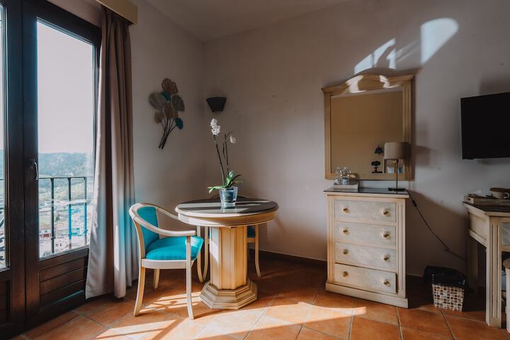 Room 3 of 77