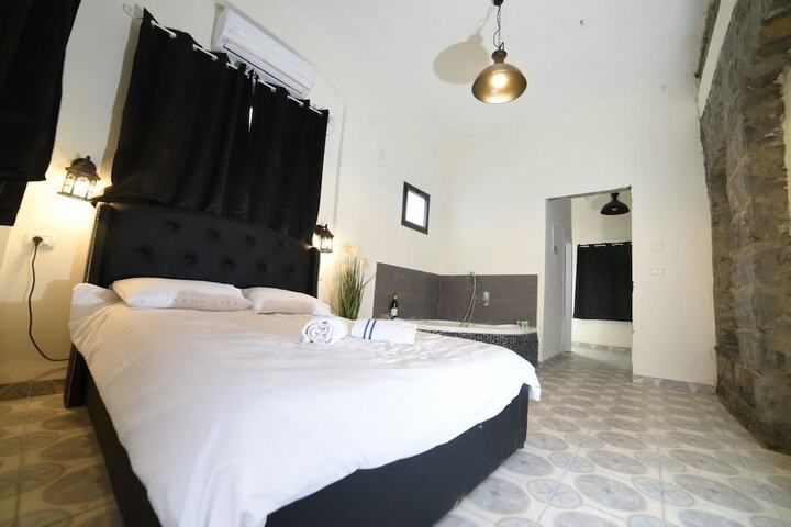 Room 9 of 28