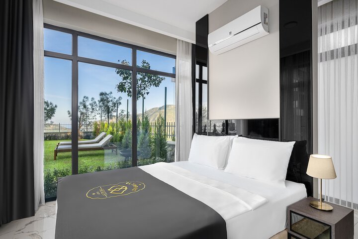 Room 32 of 89
