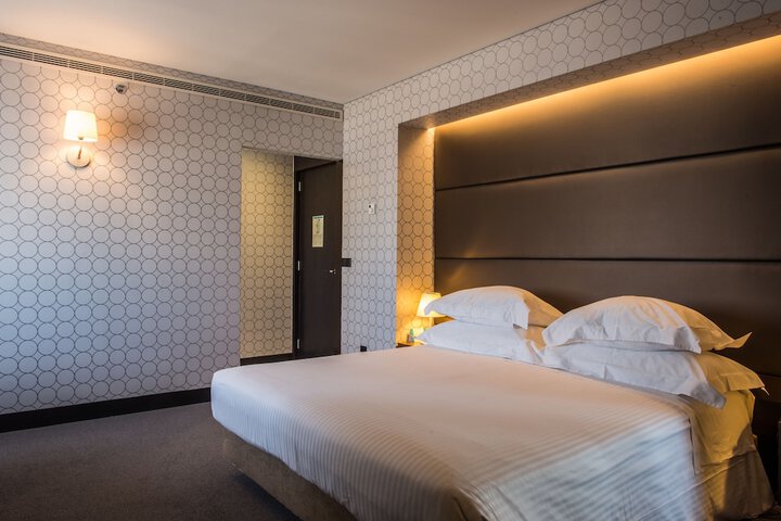 Room 10 of 106