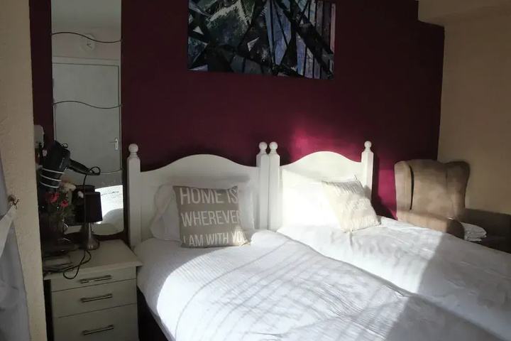 Room 4 of 18
