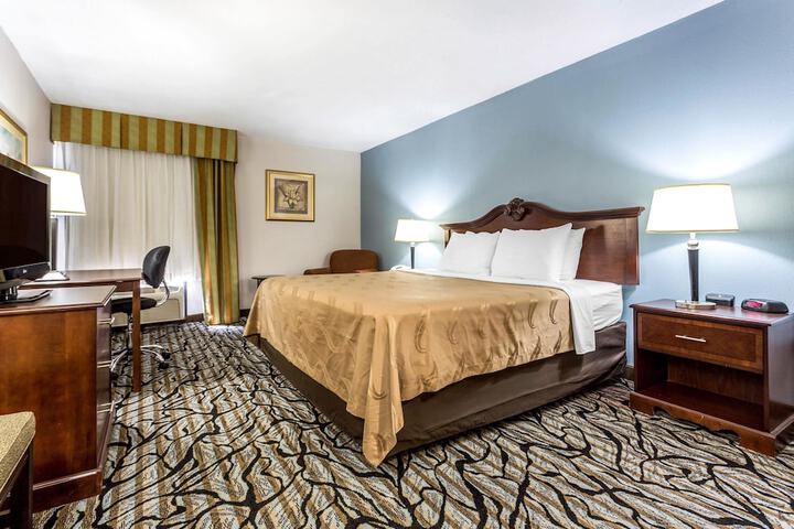 1 King Bed (2 of 15)