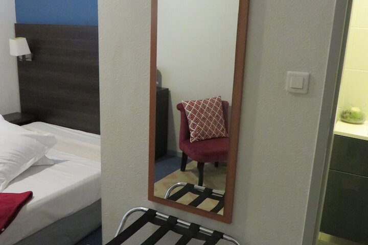Room 3 of 53