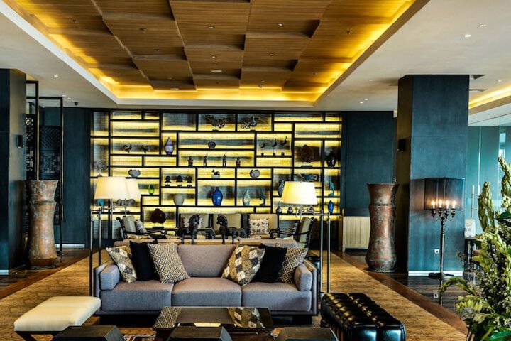 Lounge 20 of 25
