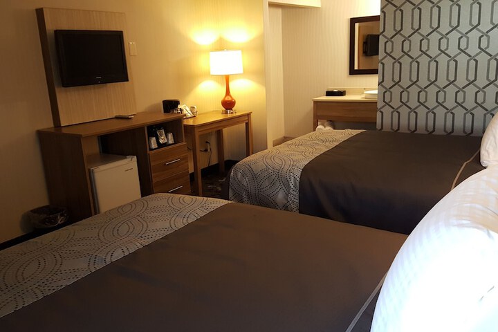 2 Queen Beds (2 of 7)