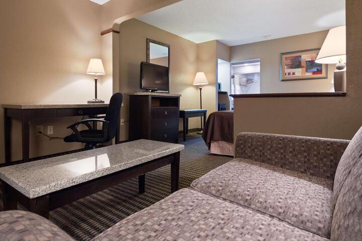 1 King Bed Sofa For Sitting Microwave and Refrigerator Oversized Room Desk Continental Breakfast (5 of 17)