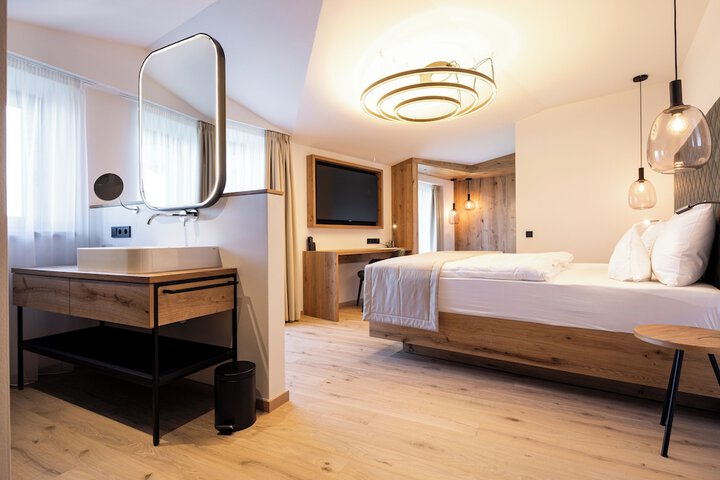 Room 4 of 64