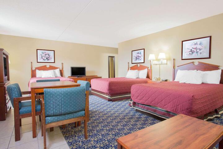 2 Double Beds (7 of 9)